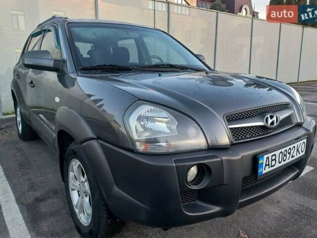Серый Хендай Туксон, объемом двигателя 1.99 л и пробегом 207 тыс. км за 8000 $, фото 1 на Automoto.ua
