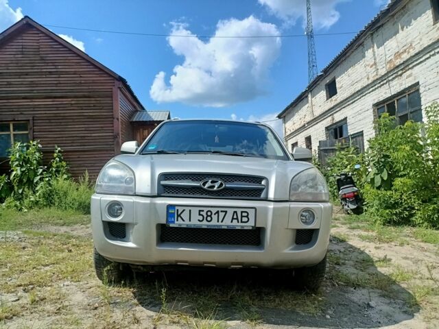 Серый Хендай Туксон, объемом двигателя 2 л и пробегом 257 тыс. км за 9000 $, фото 1 на Automoto.ua