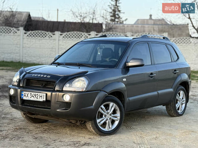 Сірий Хендай Туксон, об'ємом двигуна 1.98 л та пробігом 220 тис. км за 8200 $, фото 1 на Automoto.ua