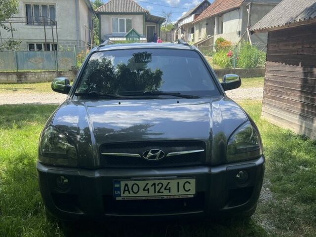 Хендай Туксон 2008 в Мукачеве на Automoto.ua Серый Хендай Туксон, объемом двигателя 2 л и пробегом 300 тыс. км за 7800 $, фото 1 на Automoto.ua