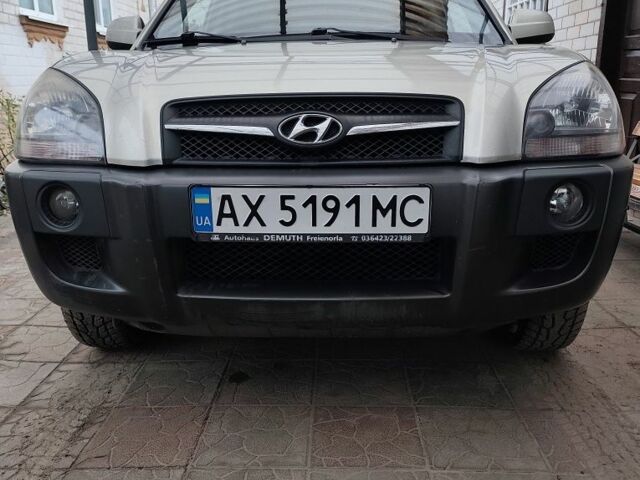 Серый Хендай Туксон, объемом двигателя 2 л и пробегом 190 тыс. км за 9000 $, фото 1 на Automoto.ua