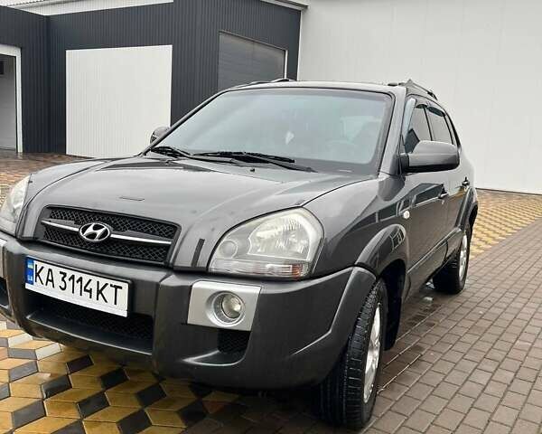 Серый Хендай Туксон, объемом двигателя 1.98 л и пробегом 254 тыс. км за 6900 $, фото 1 на Automoto.ua
