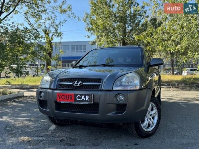 Серый Хендай Туксон, объемом двигателя 2.7 л и пробегом 139 тыс. км за 8700 $, фото 1 на Automoto.ua