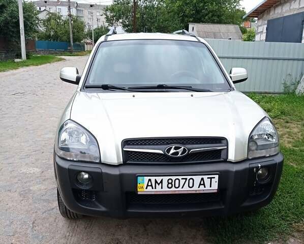 Серый Хендай Туксон, объемом двигателя 2 л и пробегом 360 тыс. км за 7700 $, фото 1 на Automoto.ua