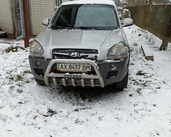 Сірий Хендай Туксон, об'ємом двигуна 1.98 л та пробігом 213 тис. км за 8200 $, фото 1 на Automoto.ua
