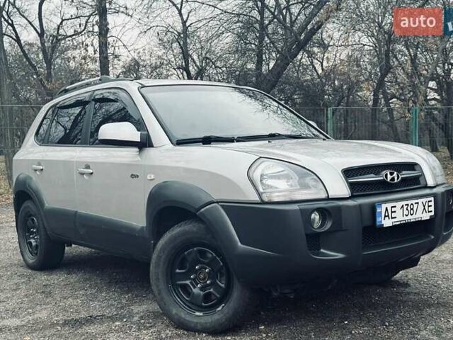 Серый Хендай Туксон, объемом двигателя 2 л и пробегом 171 тыс. км за 9300 $, фото 1 на Automoto.ua