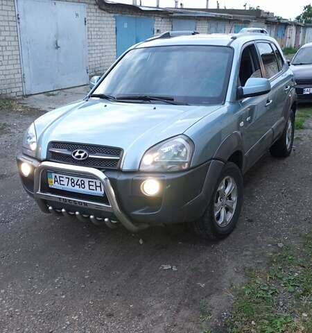 Серый Хендай Туксон, объемом двигателя 2.7 л и пробегом 256 тыс. км за 8700 $, фото 1 на Automoto.ua