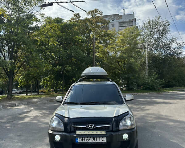 Серый Хендай Туксон, объемом двигателя 2 л и пробегом 201 тыс. км за 8300 $, фото 1 на Automoto.ua