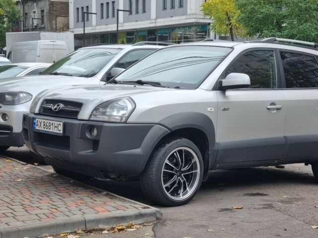 Серый Хендай Туксон, объемом двигателя 2.7 л и пробегом 209 тыс. км за 8800 $, фото 1 на Automoto.ua