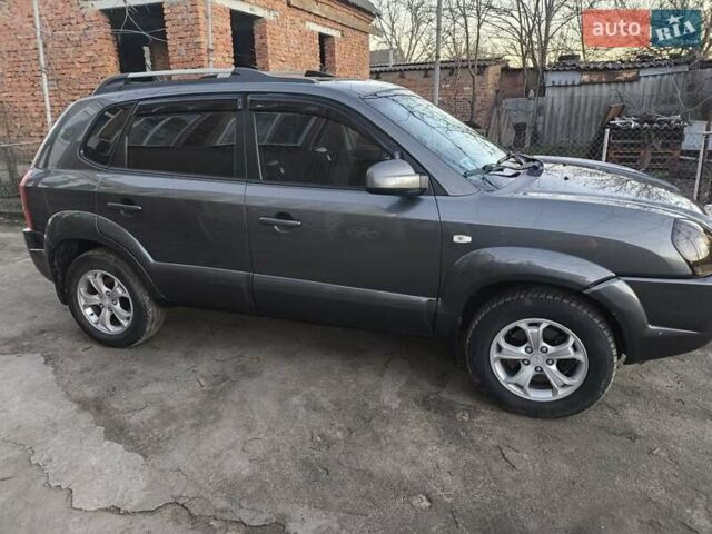 Серый Хендай Туксон, объемом двигателя 2 л и пробегом 197 тыс. км за 8700 $, фото 1 на Automoto.ua