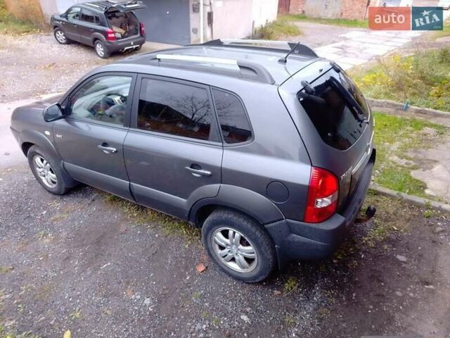 Серый Хендай Туксон, объемом двигателя 1.98 л и пробегом 247 тыс. км за 6200 $, фото 1 на Automoto.ua
