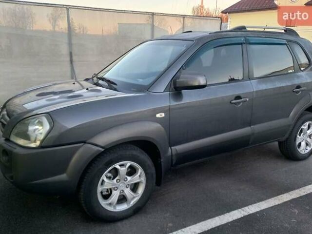 Серый Хендай Туксон, объемом двигателя 2 л и пробегом 207 тыс. км за 8000 $, фото 1 на Automoto.ua