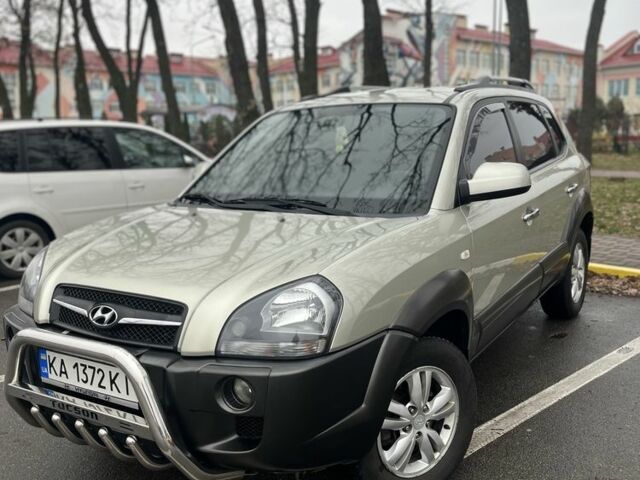 Серый Хендай Туксон, объемом двигателя 2 л и пробегом 151 тыс. км за 8300 $, фото 1 на Automoto.ua