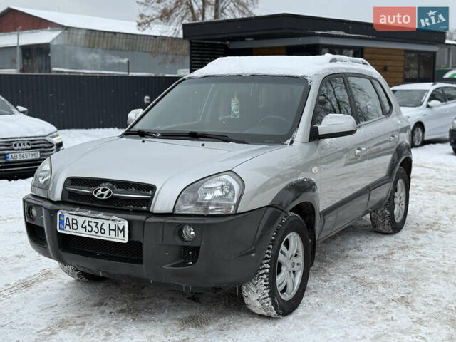 Серый Хендай Туксон, объемом двигателя 2 л и пробегом 127 тыс. км за 9499 $, фото 1 на Automoto.ua