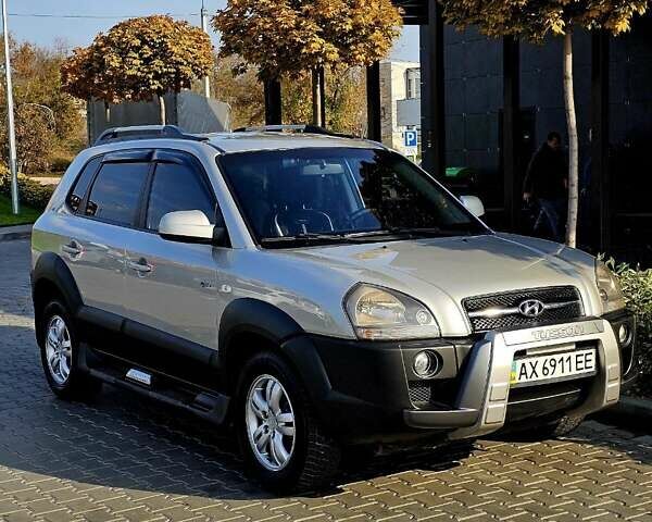 Серый Хендай Туксон, объемом двигателя 1.98 л и пробегом 199 тыс. км за 8350 $, фото 1 на Automoto.ua