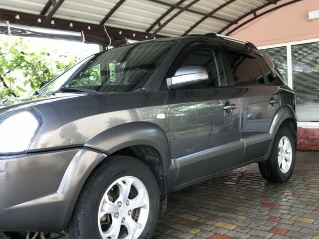 Серый Хендай Туксон, объемом двигателя 2.7 л и пробегом 215 тыс. км за 7900 $, фото 1 на Automoto.ua