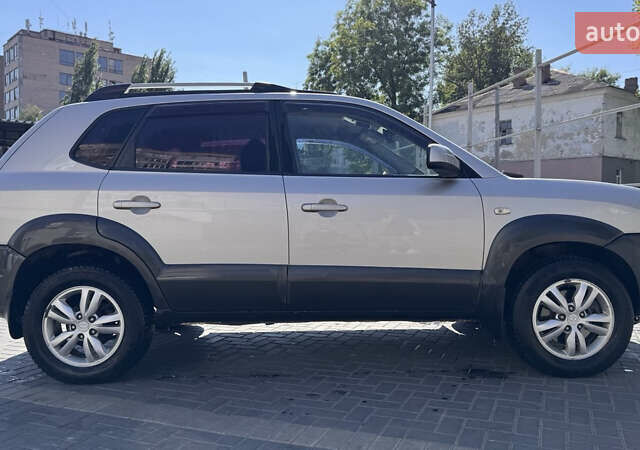 Серый Хендай Туксон, объемом двигателя 2 л и пробегом 162 тыс. км за 8900 $, фото 1 на Automoto.ua