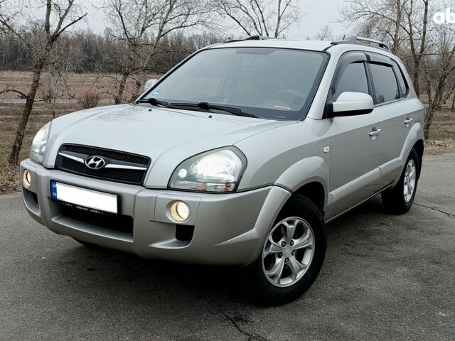 Серый Хендай Туксон, объемом двигателя 2 л и пробегом 200 тыс. км за 9200 $, фото 1 на Automoto.ua