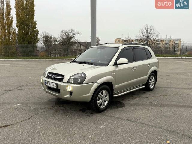 Серый Хендай Туксон, объемом двигателя 1.98 л и пробегом 307 тыс. км за 8700 $, фото 1 на Automoto.ua