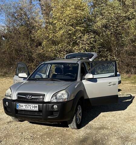 Серый Хендай Туксон, объемом двигателя 2.66 л и пробегом 159 тыс. км за 9999 $, фото 1 на Automoto.ua