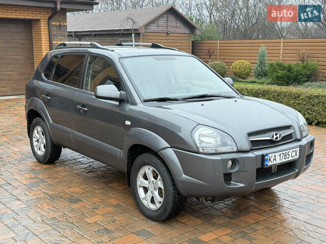 Серый Хендай Туксон, объемом двигателя 2 л и пробегом 86 тыс. км за 9800 $, фото 1 на Automoto.ua