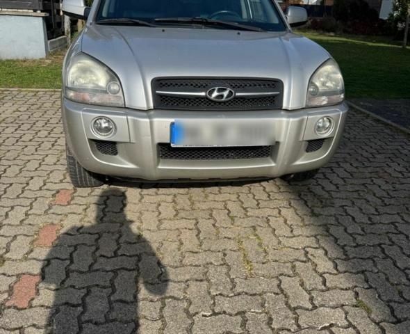 Сірий Хендай Туксон, об'ємом двигуна 2 л та пробігом 200 тис. км за 5600 $, фото 1 на Automoto.ua