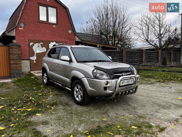 Серый Хендай Туксон, объемом двигателя 1.98 л и пробегом 274 тыс. км за 7700 $, фото 1 на Automoto.ua