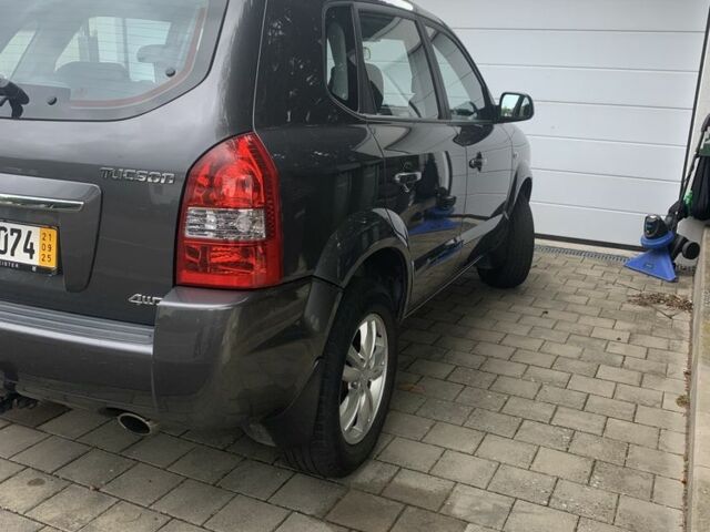 Сірий Хендай Туксон, об'ємом двигуна 2 л та пробігом 117 тис. км за 10350 $, фото 1 на Automoto.ua