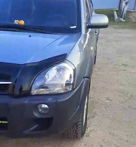 Сірий Хендай Туксон, об'ємом двигуна 2 л та пробігом 275 тис. км за 8100 $, фото 1 на Automoto.ua