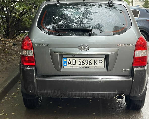 Серый Хендай Туксон, объемом двигателя 1.98 л и пробегом 179 тыс. км за 9400 $, фото 1 на Automoto.ua