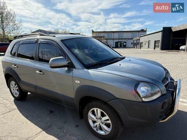 Сірий Хендай Туксон, об'ємом двигуна 1.98 л та пробігом 172 тис. км за 9500 $, фото 1 на Automoto.ua