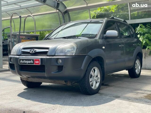 Серый Хендай Туксон, объемом двигателя 2 л и пробегом 240 тыс. км за 10990 $, фото 1 на Automoto.ua
