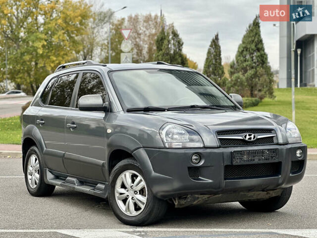 Серый Хендай Туксон, объемом двигателя 2 л и пробегом 165 тыс. км за 11200 $, фото 1 на Automoto.ua