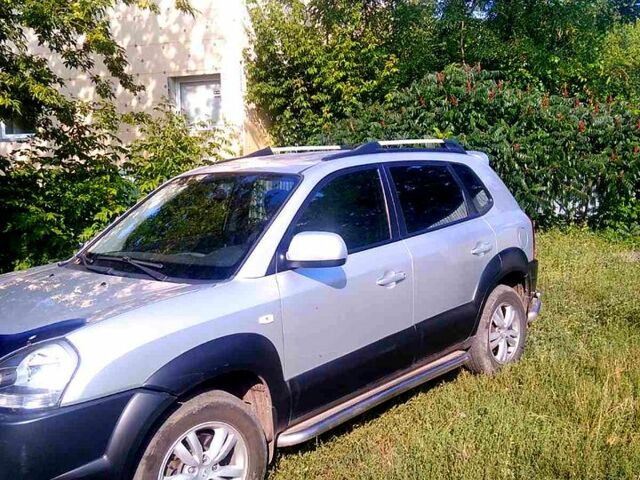 Серый Хендай Туксон, объемом двигателя 2 л и пробегом 102 тыс. км за 10200 $, фото 1 на Automoto.ua