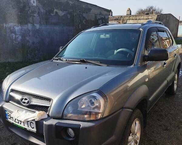 Серый Хендай Туксон, объемом двигателя 2 л и пробегом 168 тыс. км за 9499 $, фото 1 на Automoto.ua