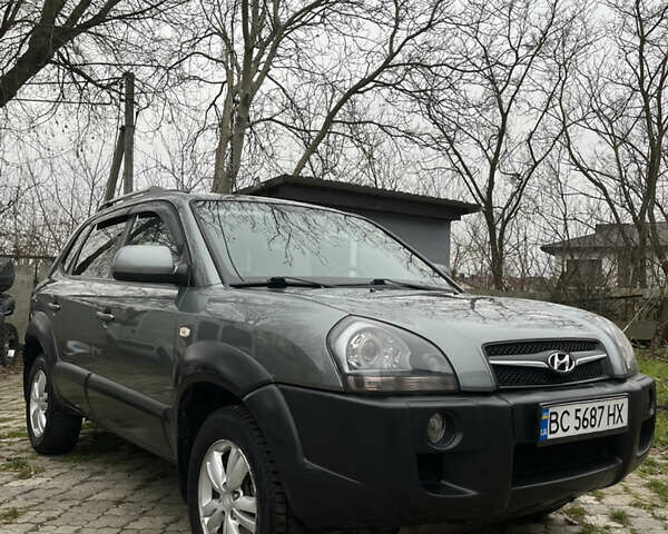 Серый Хендай Туксон, объемом двигателя 1.99 л и пробегом 209 тыс. км за 8200 $, фото 1 на Automoto.ua
