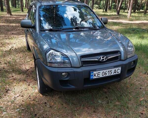 Сірий Хендай Туксон, об'ємом двигуна 1.98 л та пробігом 222 тис. км за 9200 $, фото 1 на Automoto.ua