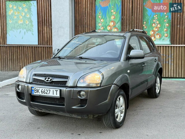 Сірий Хендай Туксон, об'ємом двигуна 2 л та пробігом 182 тис. км за 8500 $, фото 1 на Automoto.ua