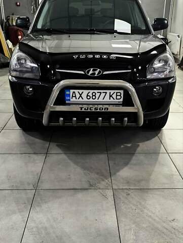 Серый Хендай Туксон, объемом двигателя 1.98 л и пробегом 174 тыс. км за 8800 $, фото 1 на Automoto.ua