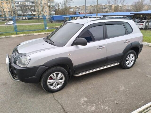 Серый Хендай Туксон, объемом двигателя 2 л и пробегом 242 тыс. км за 9300 $, фото 1 на Automoto.ua