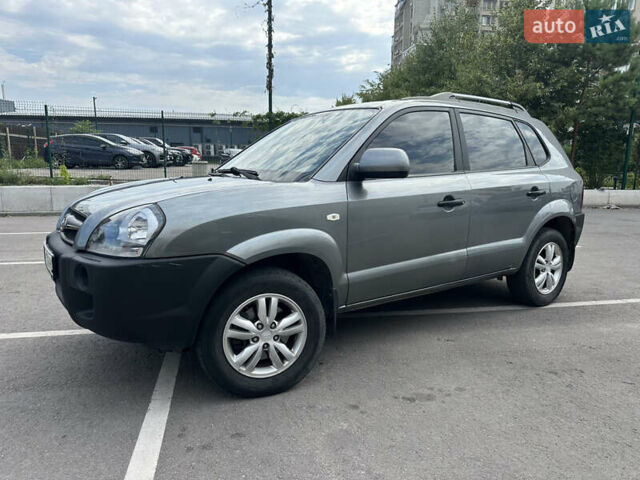 Серый Хендай Туксон, объемом двигателя 1.98 л и пробегом 55 тыс. км за 9700 $, фото 1 на Automoto.ua