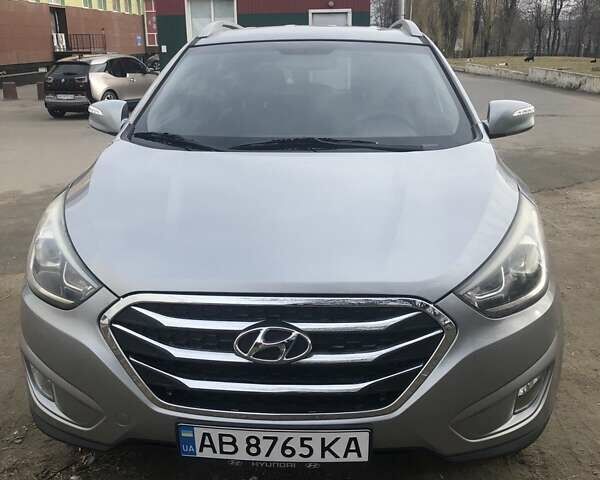 Серый Хендай Туксон, объемом двигателя 2.36 л и пробегом 150 тыс. км за 11500 $, фото 1 на Automoto.ua