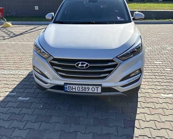 Серый Хендай Туксон, объемом двигателя 2 л и пробегом 140 тыс. км за 17700 $, фото 1 на Automoto.ua