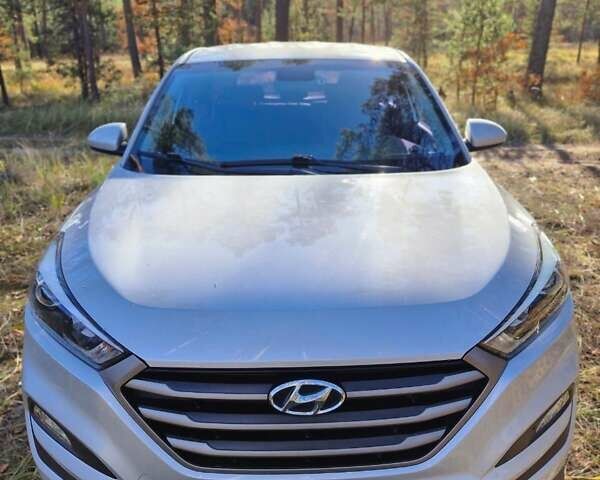 Серый Хендай Туксон, объемом двигателя 1.69 л и пробегом 193 тыс. км за 16700 $, фото 1 на Automoto.ua