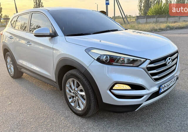 Серый Хендай Туксон, объемом двигателя 2 л и пробегом 94 тыс. км за 19000 $, фото 1 на Automoto.ua