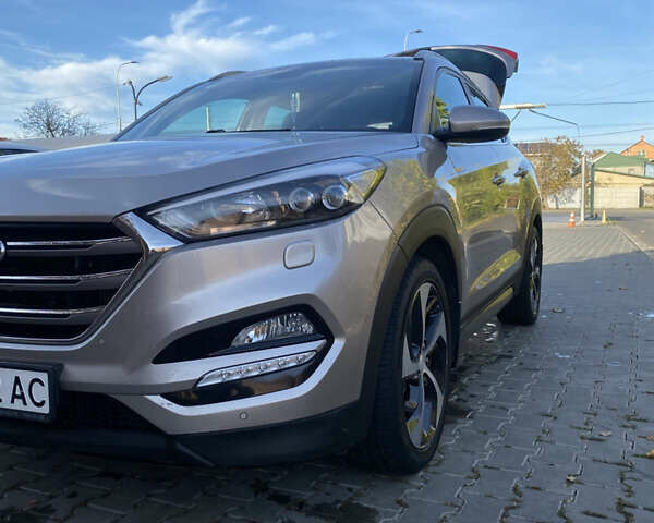 Серый Хендай Туксон, объемом двигателя 2 л и пробегом 168 тыс. км за 19000 $, фото 1 на Automoto.ua