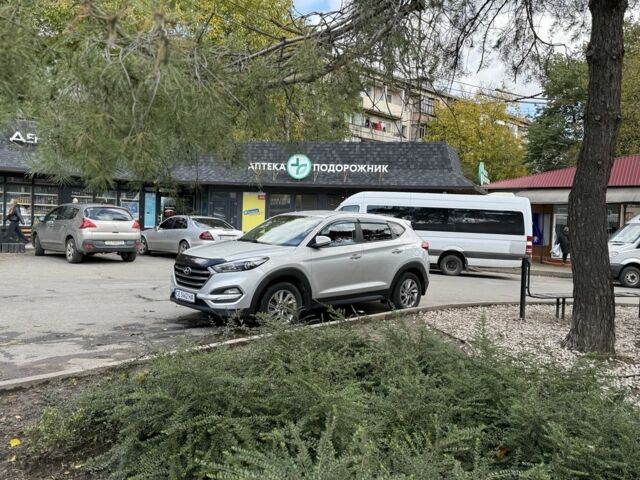 Серый Хендай Туксон, объемом двигателя 2 л и пробегом 265 тыс. км за 18700 $, фото 1 на Automoto.ua