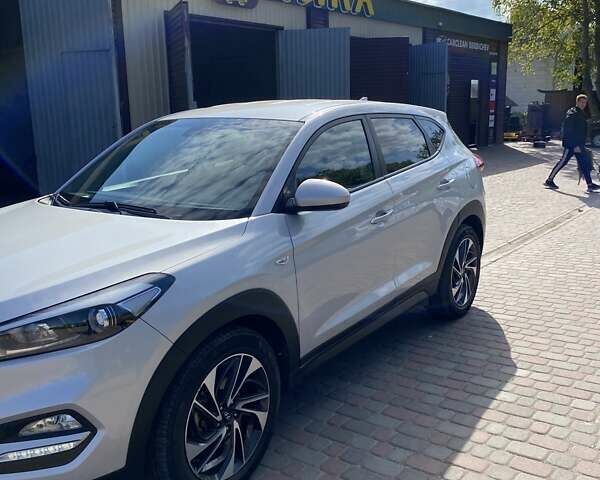 Серый Хендай Туксон, объемом двигателя 2 л и пробегом 149 тыс. км за 17800 $, фото 1 на Automoto.ua
