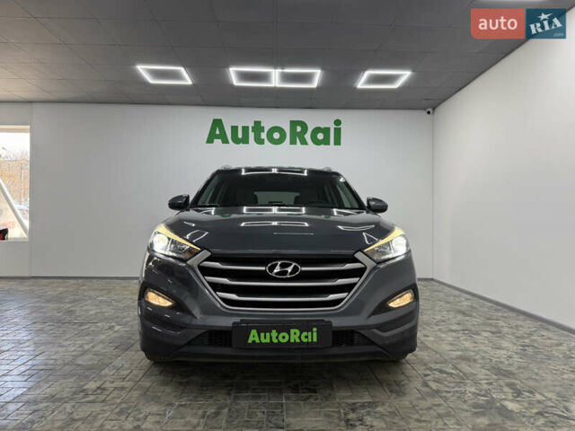Серый Хендай Туксон, объемом двигателя 2 л и пробегом 120 тыс. км за 16999 $, фото 1 на Automoto.ua