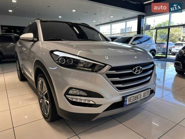 Серый Хендай Туксон, объемом двигателя 2 л и пробегом 127 тыс. км за 21500 $, фото 1 на Automoto.ua